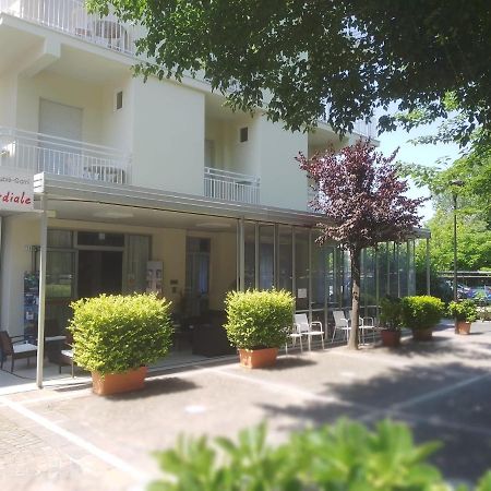 B&B - Meuble' - Hotel " Cordiale " 미사노아드리아티코 외부 사진